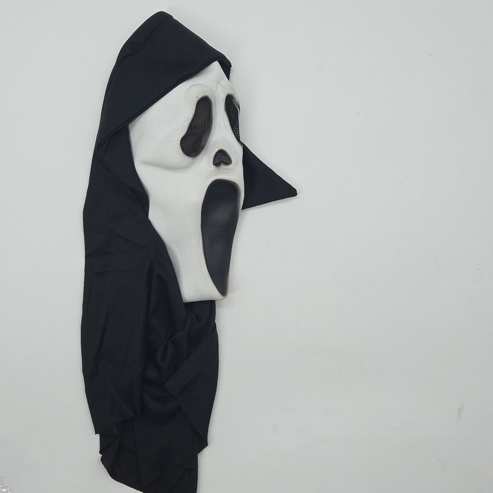 Scream Mask And Robe - Picture 11 of 16